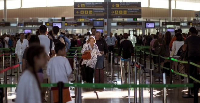 Controles de seguridad del aeropuerto de Barcelona-El Prat. EFE/Quique García