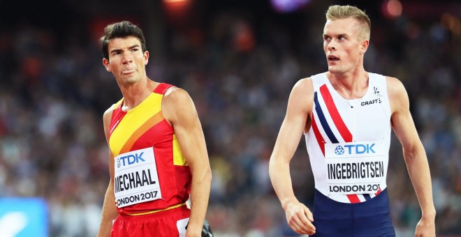 El atleta español Adel Mechaal, junto al noruego Filip Ingebrigtsen, tras la final de la carrera de 1.500 metros en el Mundial de Atletismo de Londres. EFE/EPA/SRDJAN SUKI