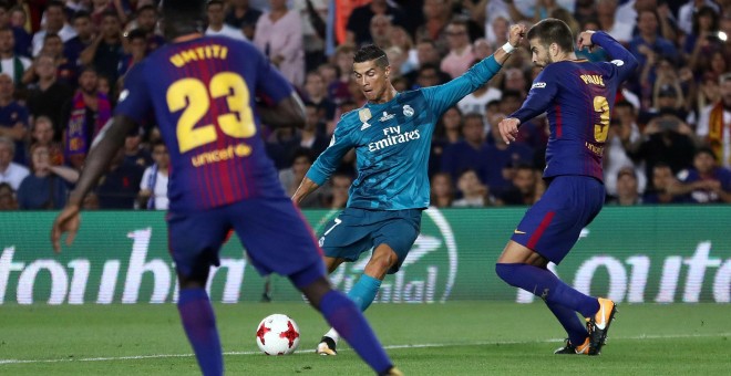 El portugués del Real Madrid, en el momento de disparar a portería para marcar el segundo gol del equipo blanco en el Nou Camp en el partido de ida de la Supercoppa de España. REUTERS/Juan Medina