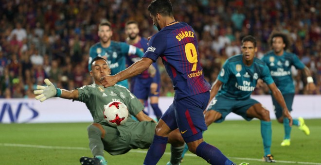 El futbolista uruguayo del Barça Luis Suarez antes de caer frente al portero del Real Madrid, el costarricense Keylor Navas, en la jugada del penalty que dio el empate al equpo blaugrana en la ida de la Supercopa de España en el Nou Camp. REUTERS/Sergio P