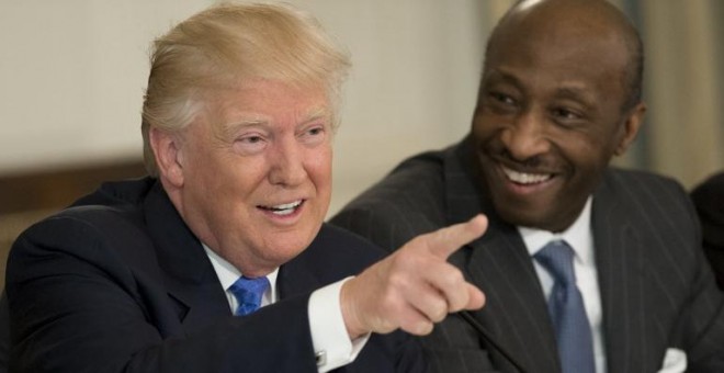 Foto del pasado febrero del consejero delegado de la farmacéutica Merck, Kenneth Frazier, con el presidente de EEUU, Donald Trump, en una reunión en la Casa Blanca. AFP/Saul Loeb