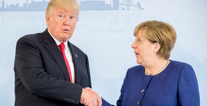 La canciller alemana Angela Merkel estrecha la mano del presidente de EEUU, Donald Trump, al inicio de la cumbre del   G-20 en Hamburgo. REUTERS/Michael Kappeler