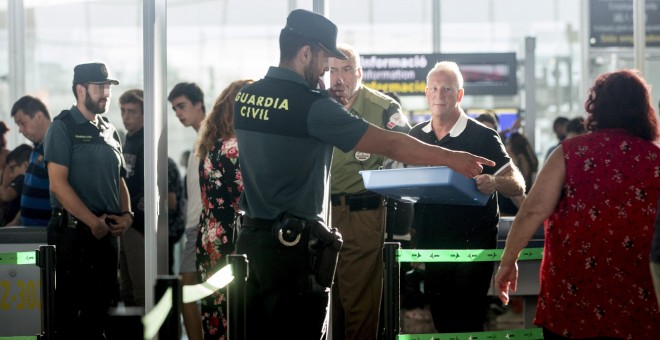 Agentes de la Guardia Civil custodian los accesos a las puertas de embarque en el aeropuerto de Barcelona este pasado lunes. EFE/ Quique García
