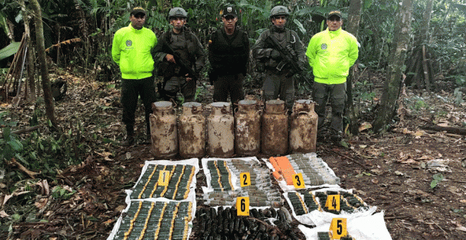 Armas pertenecientes a la disidencia de las FARC halladas en una caleta en el departamento de Guaviare (Colombia). EFE/ Policía de Colombia.