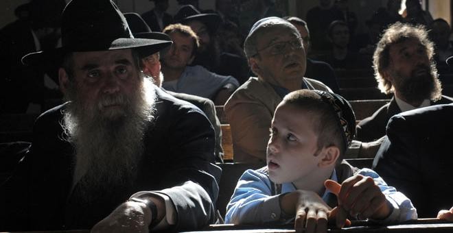 Miembros de la comunidad judía de Cracovia celebran la creación de una nueva torá, el libro sagrado judío, en abril del 2009. AFP PHOTO / JANEK SKARZYNSKI JANEK SKARZYNSKI / AFP