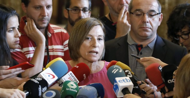 La presidenta del Parlament, Carme Forcadell, acompañada por el vicepresidente primero de la Mesa, Lluis Guinó, atiende a los medios de comunicación. EFE/Andreu Dalmau