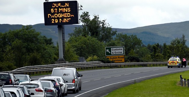 Una señal de aduana e impuestos especiales en una autopista cerca a la frontera entre Irlanda del Norte e Irlanda. REUTERS/ Clodagh Kilcoyne