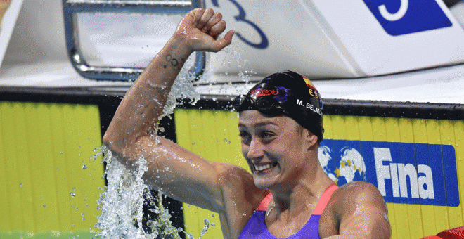Mireia Belmonte celebrando la victoria tras ganar el oro en 200 mariposa.