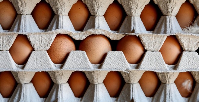 Huevos frescos en una grande holandesa. REUTERS/Francois Lenoir