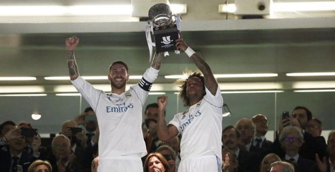 Los capitanes del Real Madrid Sergio Ramos (i) y el brasileño Marcelo Vieira levantan la Supercopa de España. EFE