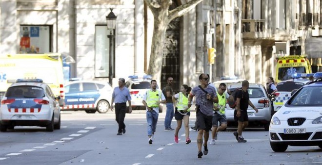 Una furgoneta atropella a decenas de personas en el centro de Barcelona. / EFE