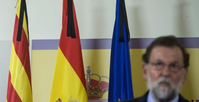 El presidente del Gobierno, Mariano Rajoy, durante la declaración institucional realizada esta noche en la Delegación del Gobierno en Catalunya tras el atentando terrorista cometido hoy en Barcelona. EFE/Quique García