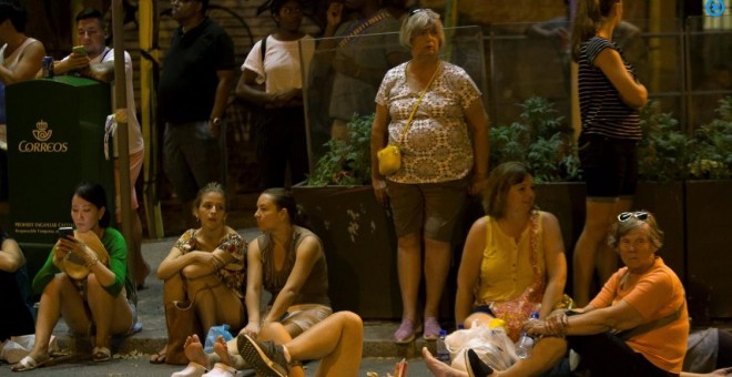 Personas a la espera de poder llegar a sus domicilios y alojamientos tras el atentado en Barcelona. REUTERS