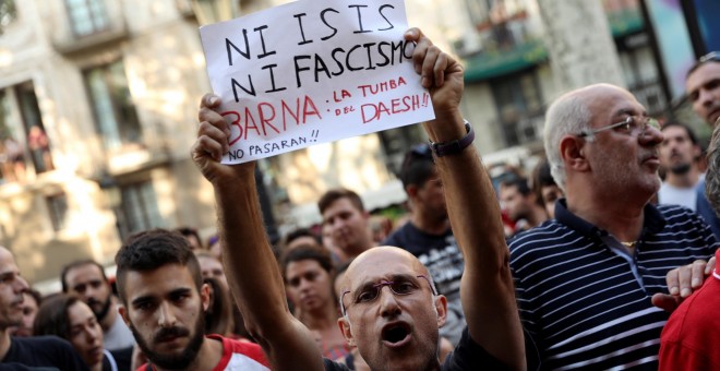 Los vecinos de Barcelona expulsan a una veintena de fascistas de Las Ramblas. / REUTERS