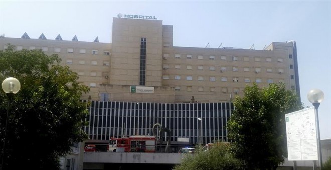 Coches de bomberos en la fachada del hospital sevillano de Valme donde una mujer ha fallecido hoy al ser seccionada por un ascensor del hospital cuando era trasladada en una camilla de una planta a otra.-EFE/David Jiménez Castillo