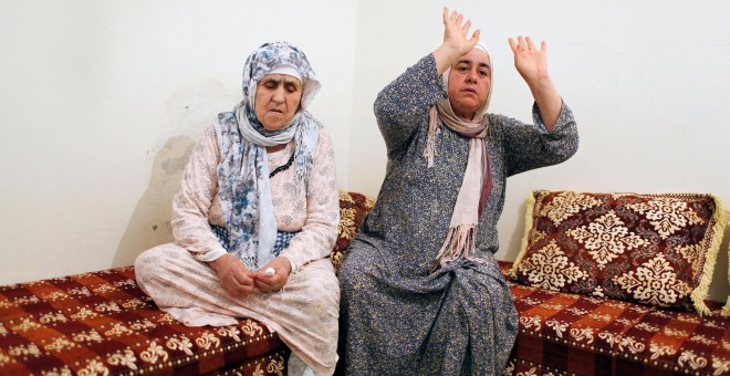 Chrifa Hychami (i.), abuela de Mohammed y Omar Hychami, y  Fatima Abouyaaqoub (d.), tía de Younes y El Houssaine Abouyaaqoub, en su casa familiar de la localidad marroquí de Mrirt. REUTERS/Youssef Boudlal