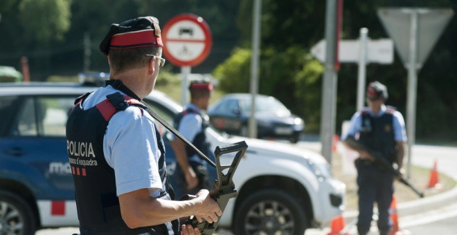 Varios agentes de los Mossos D´Esquadra vigilan en un control en la carretera C-17 a su paso por Ripoll en la operación de cierre de la provincia de Girona por la investigación de los atentados de Barcelona y Cambrils / EFE - Robin Townsend