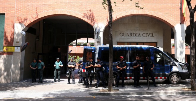 Una furgoneta de los Mossos d'Esquadra frente a la sede de la Gardia Civil en Barcelona. REUTERS/Albert Gea