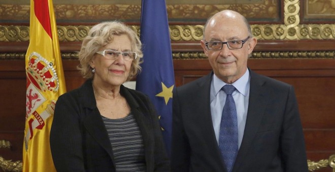 La alcaldesa de Madrid, Manuela Carmena, con el ministro de Hacienda, Cristóbal Montoro. EFE