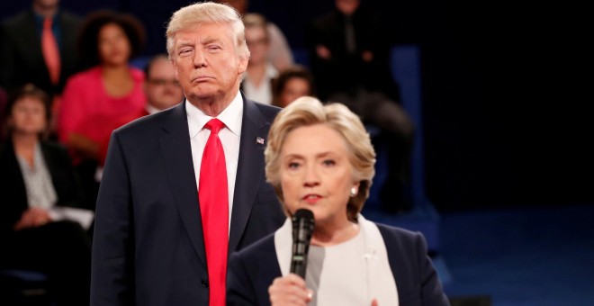 Donald Trump y Hillary Clinton, en uno de sus debates durante la campaña de las presidenciales de EEUU. REUTERS/Rick Wilking