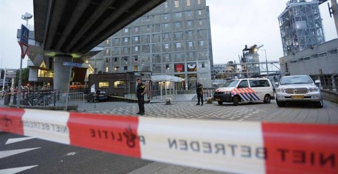 La policía evacua el centro de conciertos Maassilo debido a una amenaza terrorista en Róterdam (Holanda). - EFE