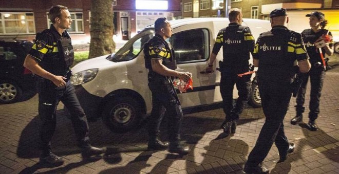 Agentes de la policía holandesa inspeccionan una furgoneta con matrícula española en Rotterdam (Holanda) ayer, 23 de agosto de 2017. | EFE