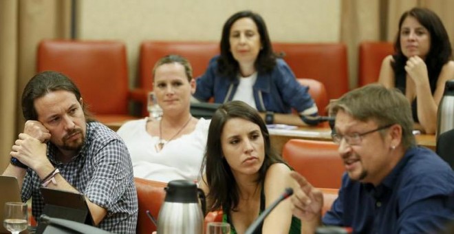 Pablo Iglesias e Irene Montero, de Podemos y Xavier Doménech, de En Comú Podem, conversan durante la reunión de la Diputación Permanente del Congreso, la primera de este mes de agosto. | MARISCAL (EFE)