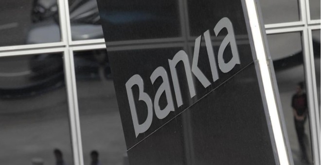 El logo de Bankia, frente al edificio de su sede en Madrid. E.P.