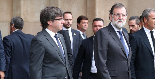 El presidente de la Generalitat, Carles Puigdemont, junto al presidente del Gobierno,Mariano Rajoy. / REUTERS