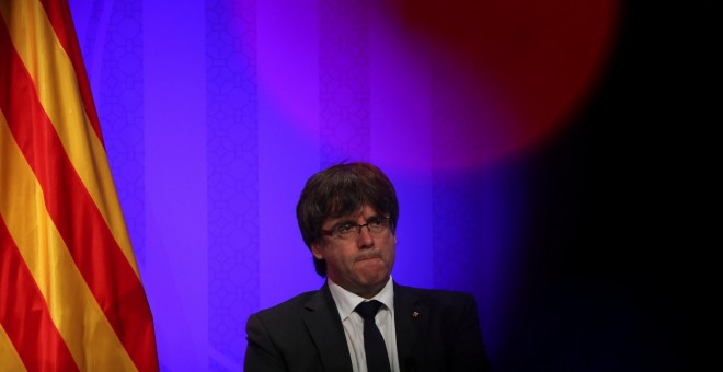 El presidente de la Generalitat de Catalunya, Carles Puigndemont, durante una rueda de prensa. / REUTERS