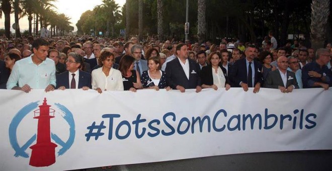 La representación política (i-d) Pedro Sánchez, Enric Millo, Dolors Montserrat, Camí Mendoza, Carme Forcadell, Oriol Junqueras, Ada Colau, Santi Viila y Oscar Peris, junto a cientos de ciudadanos, recorrieron las calles de Cambrils. | JAUME SELLART (EFE)