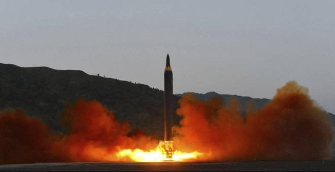 Fotografía de archivo que muestra el lanzamiento de un misil en Corea del Norte. EFE