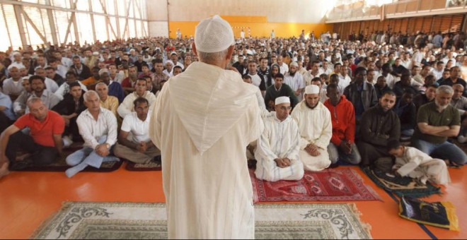 Un imán se dirige a cientos de musulmanes en una mezquita española. EFE/Archivo