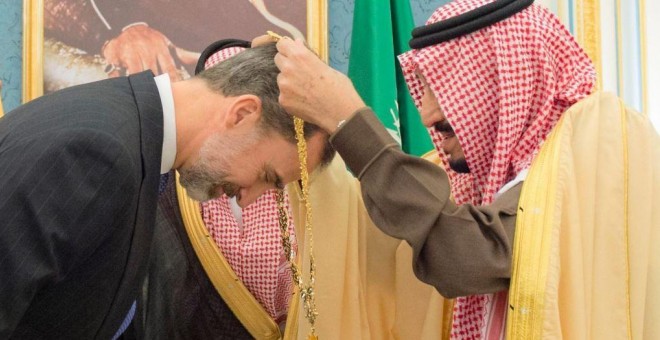 El rey Felipe VI, condecorado en Arabia Saudí. EFE