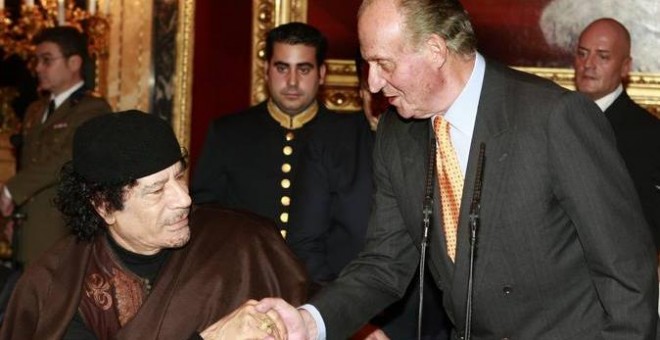 Juan Carlos I saluda a Gadafi. EFE