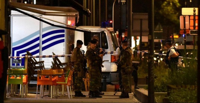 Policías y militares en el lugar del ataque en Bruselas. REUTERS/Eric Vidal
