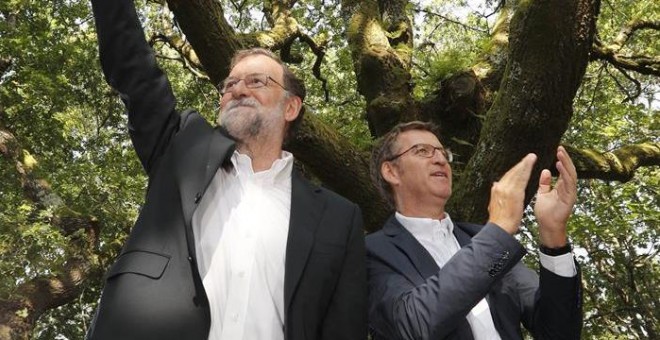 El presidente del Gobierno, Mariano Rajoy y el presidente de la Xunta, Alberto Núñez Feijóo, saludan al comienzo del acto de inicio del curso político  en la Carballeira de San Xusto, en la localidad pontevedresa de Cerdedo-Cotobade. EFE/Lavandeira jr