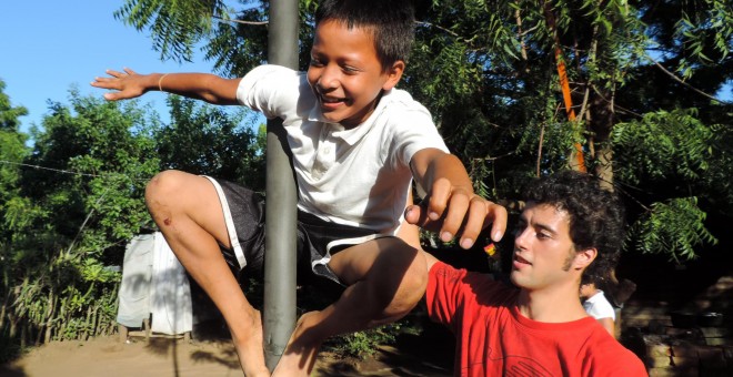 Niño nicaraguense aprendiendo acrobacias circenses