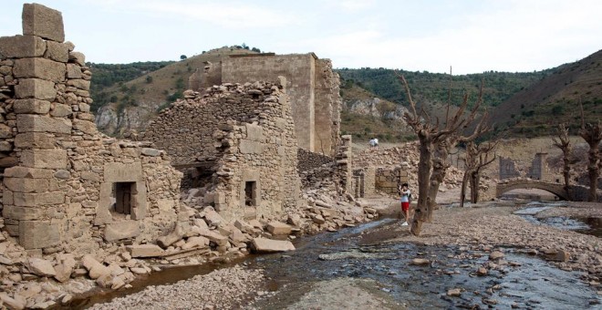 La falta de lluvia de los últimos meses ha provocado que el embalse riojano de Mansilla se encuentre más bajo que nunca, permitiendo pasear por el antiguo pueblo sumergido desde 1960. EFE/Raquel Manzanares