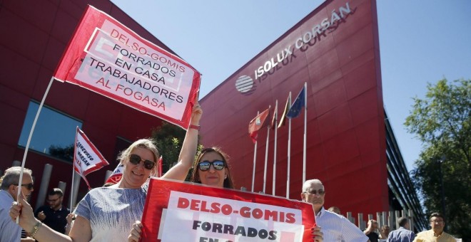 Protesta de trabajadores ante la sede de Isolux Corsán, frente a la sede de la compañía. EFE