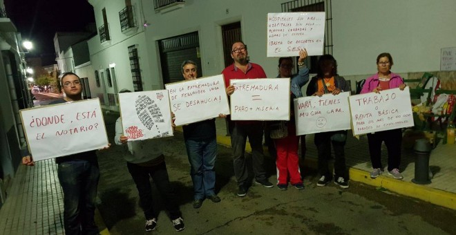 Activistas del Campamento Dignidad Extremadura frente a la casa del presidente Vara en Olivenza.- FACEBOOK CAMPAMENTO DIGNIDAD EXTREMADURA