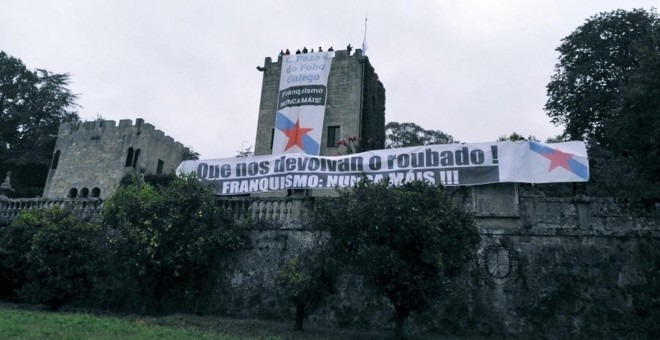 Militantes del BNG entran en el Pazo de Meirás y despliegan pancartas para reclamar 'su devolución al pueblo'.- GALIZA NOVA