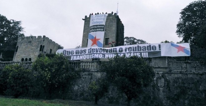 Militantes del BNG entran en el Pazo de Meirás y despliegan pancartas para reclamar 'su devolución al pueblo'.- GALIZA NOVA