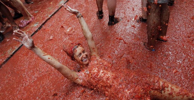 Cerca de 22000 asistentes y 160.000 kilos de tomates se han utilizado en la 72 edición de la Tomatina de Buñol. EFE/Miguel Angel Polo