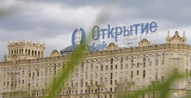 Un cartel del banco ruso Otkritie, sobre un edificio en Mascú. REUTERS/Maxim Shemetov
