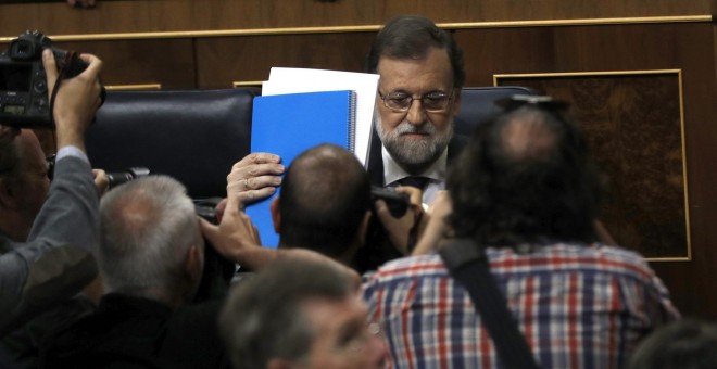 El presidente del Gobierno, Mariano Rajoy, momentos antes de comparecer en un pleno extraordinario en el Congreso para dar explicaciones de su declaración ante el tribunal del juicio del caso Gürtel y sobre la supuesta financiación ilegal de su partido, e