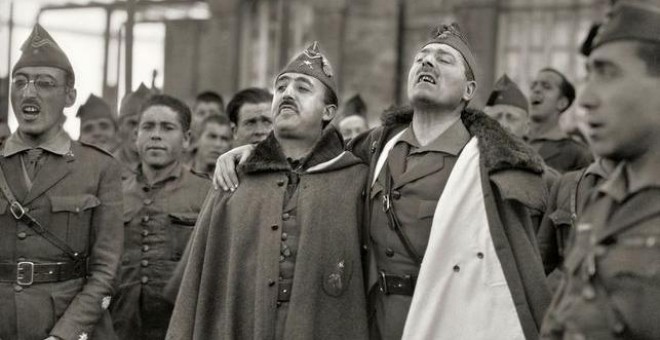 Francisco Franco y Millán Astray abrazados mientras entonan cánticos legionarios