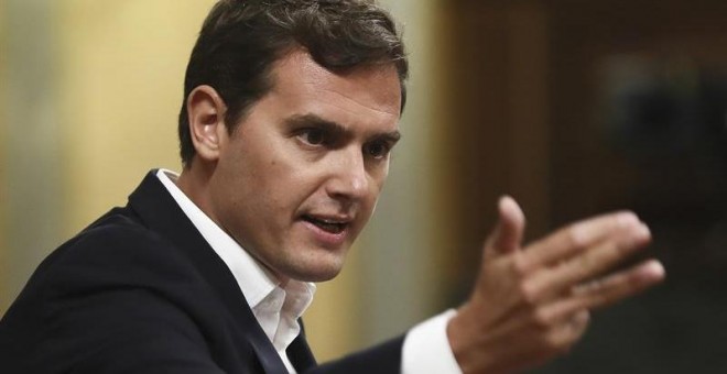 El presidente de Ciudadanos, Albert Rivera, durante su intervención en el pleno extraordinario celebrado hoy en el Congreso, en el que ha comparecido el presidente del Gobierno, Mariano Rajoy. EFE/Mariscal