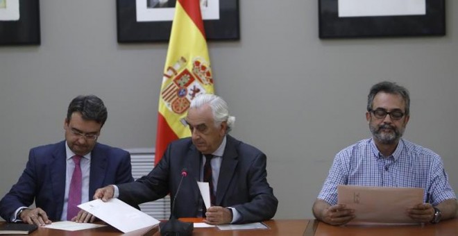 El presidente del Consejo Económico y Social, Marcos Peña (c), árbitro designado por el Gobierno en el conflicto de los trabajadores de seguridad del aeropuerto del Prat de la empresa Eulen, durante el acto de entrega del laudo a los representantes de las