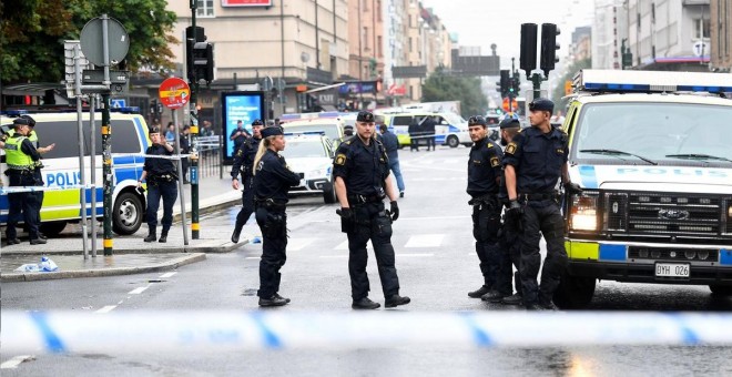 Un hombre armado con un cuchillo ataca a varios policías en una plaza de Estocolmo. TWITTER